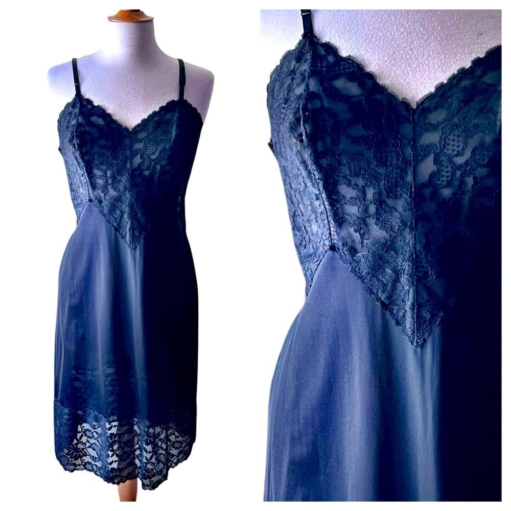 Vintage 1950s Vanity Fair Black Nylon Chantilly Lace Slip - Size 38 Large